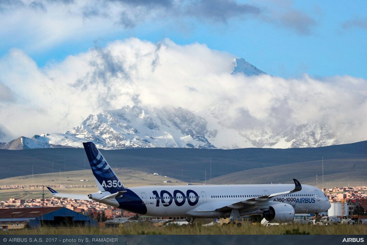 El avión Airbus A350-1000 realizando las pruebas hot & high en Cochabamba y La Paz