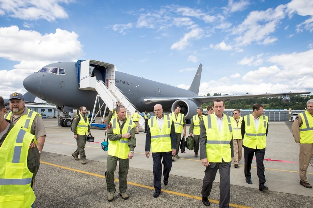 Funcionarios del gobierno norteamericano y empleados de Boeing tras completar el vuelo de aceptación del primer KC-46 para la USAF en 2018.