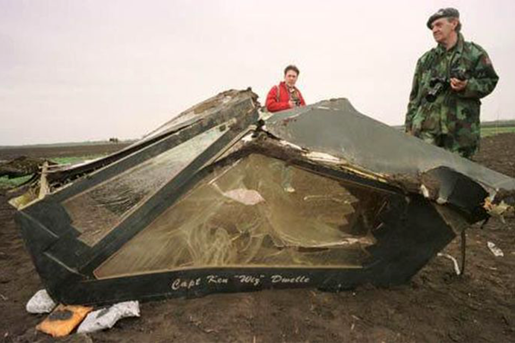 El avión invisible F-117 derribado.