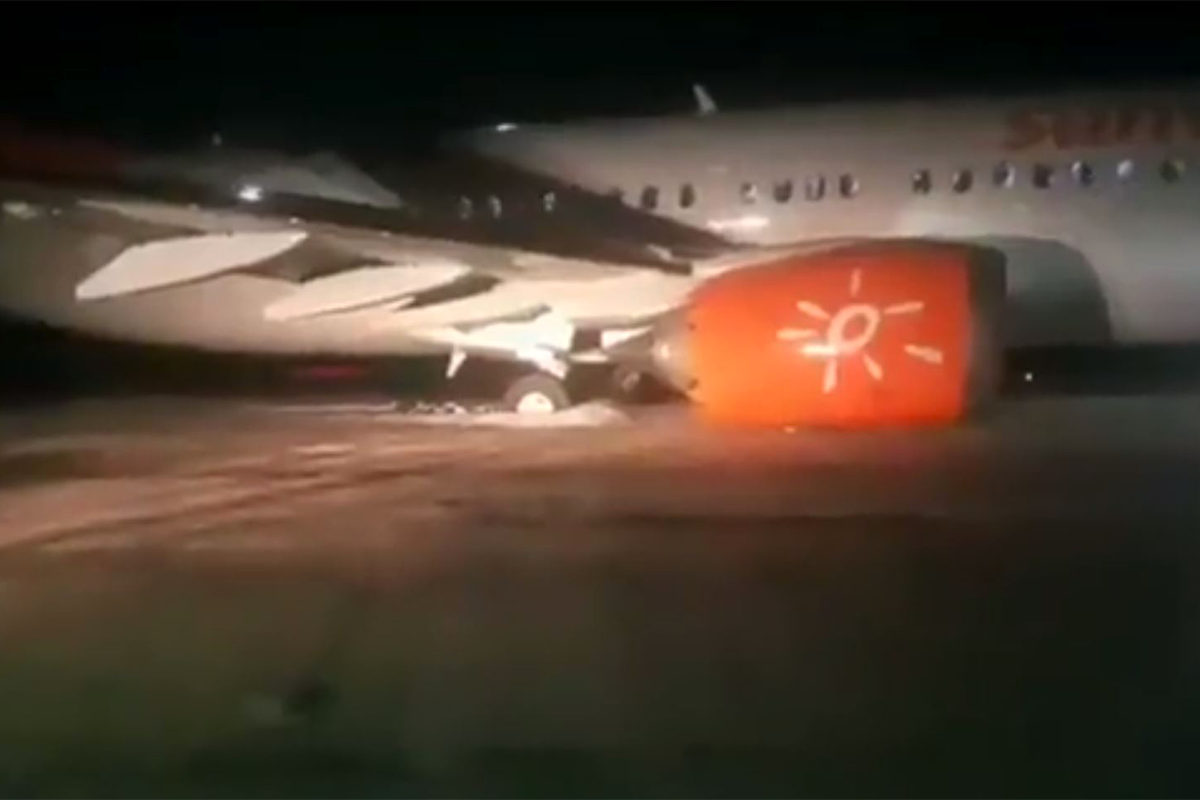 El B737 MAX8 de Sunwing atrapado en el asfalto del aeropuerto de Holguín