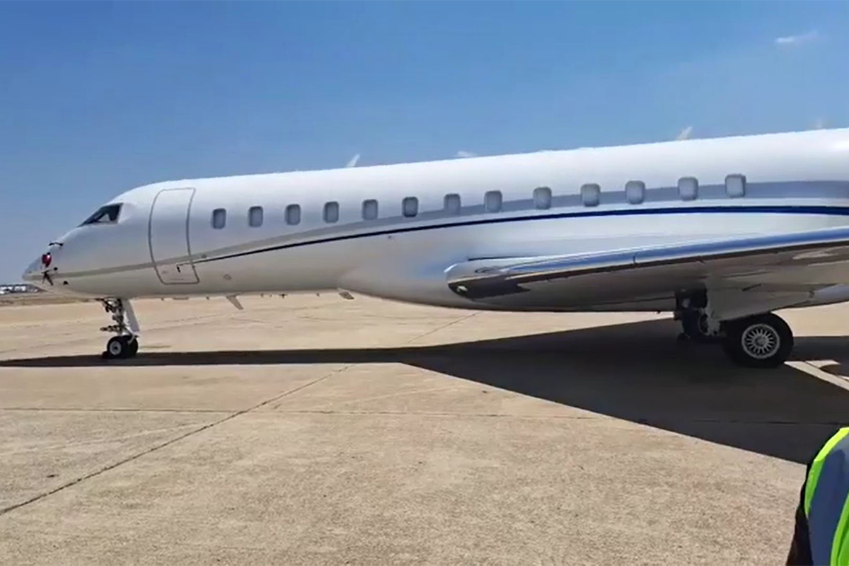 El Bombardier BD-700 en la plataforma del aeropuerto de Lusaka