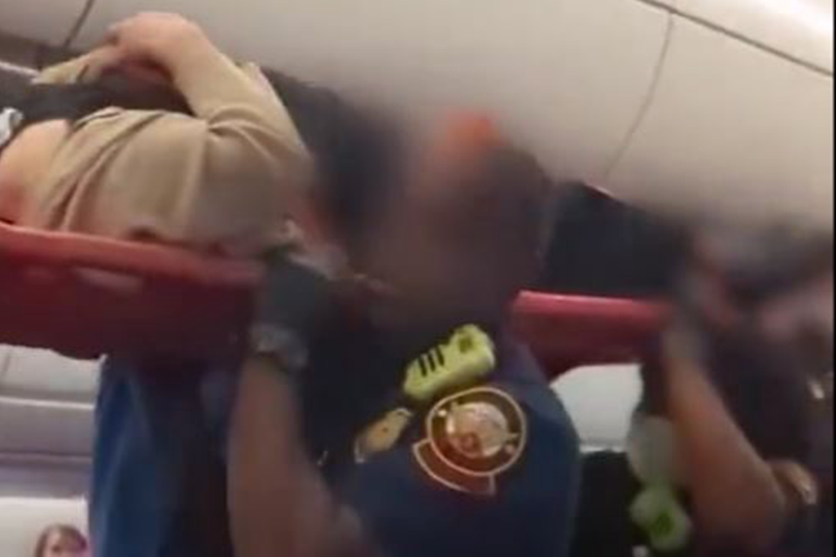 Un pasajero herido siendo evacuado del Airbus A350 de Delta Air Lines