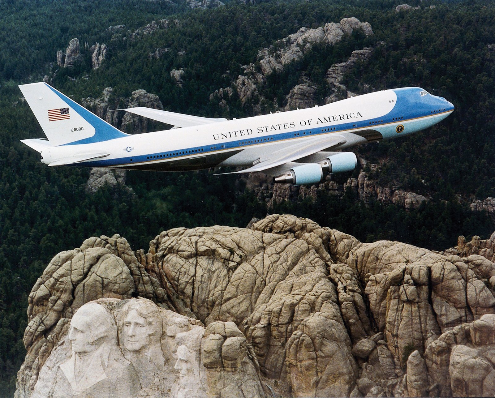 El VC-25A sobrevolando el Monte Rushmore como Air Force One. Foto: USAF