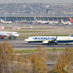 Un Boeing 737-800 de Ryanair y un Airbus A320 de Iberia Express rodando en Barajas