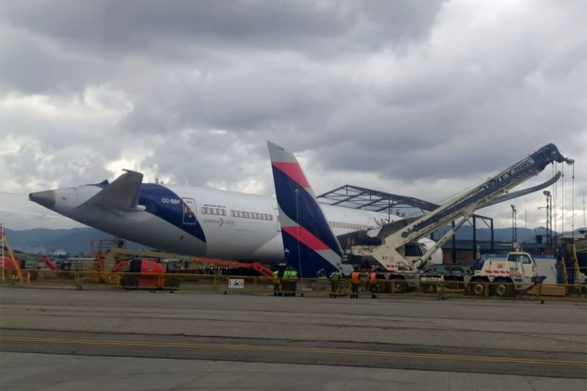 El 787-8 de LATAM siendo desguazado en Bogotá