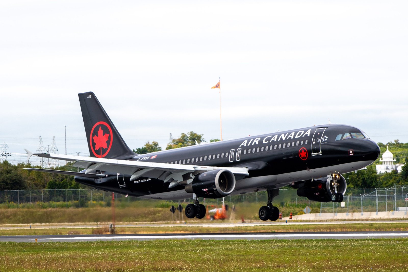 El primer Airbus A320 de Air Canada Jetz pintado con la nueva librea.