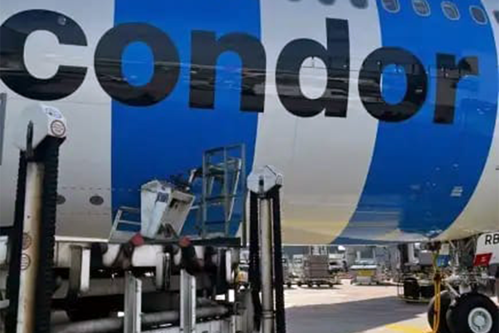 El elevador de carga que ha impactado contra el Airbus A330-900NEO de Condor