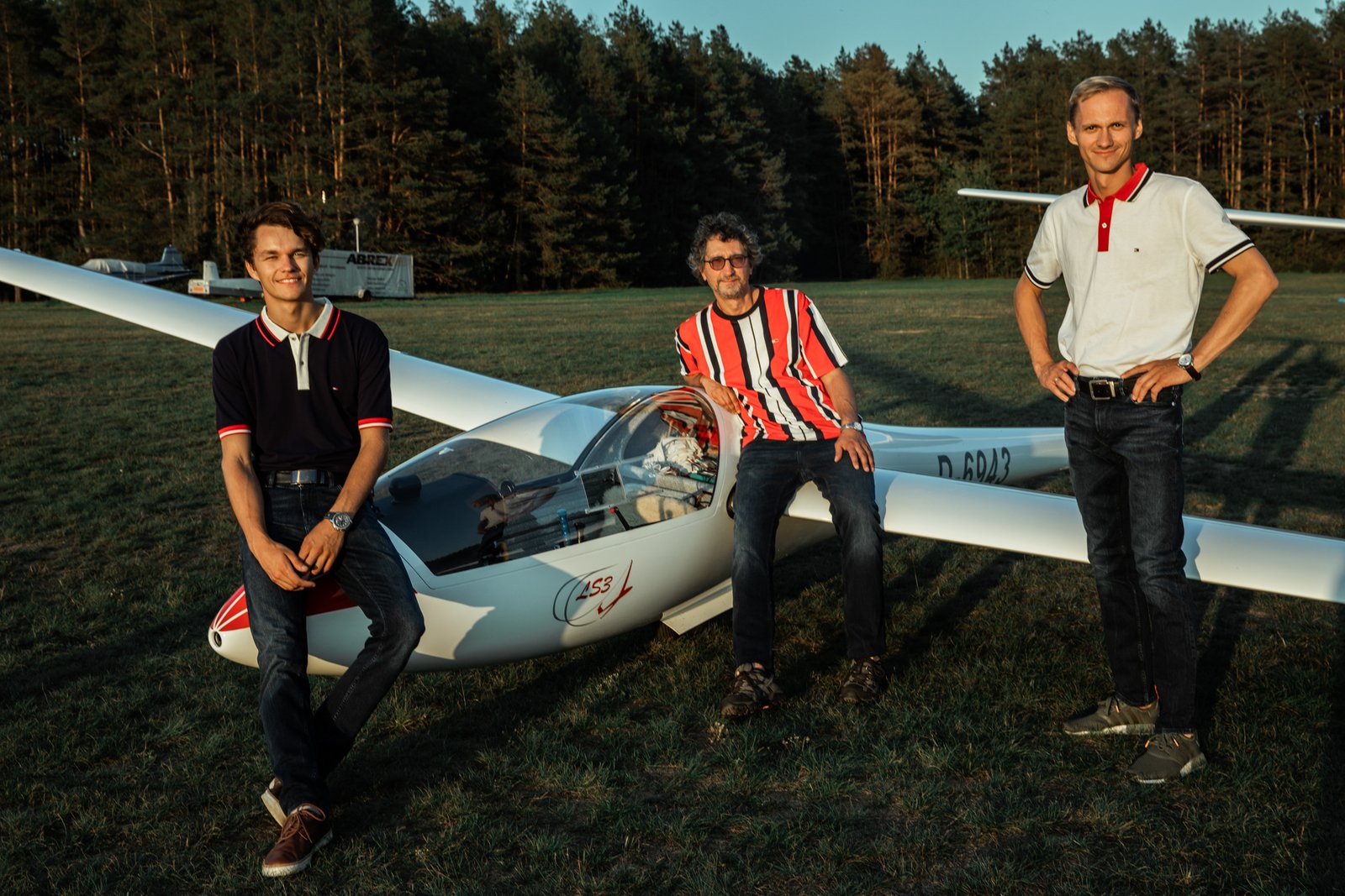 Los pilotos lituanos antes de comenzar su travesía por Europa.