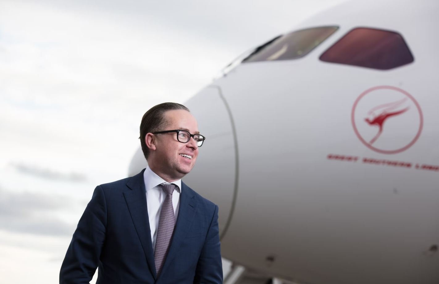 El CEO de Qantas, Alan Joyce, Frente a un 787 de la compañía.