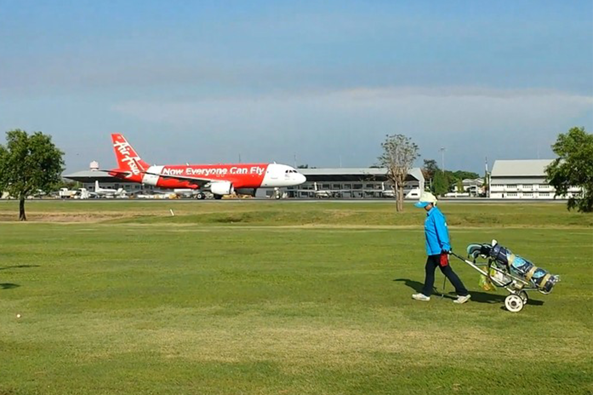 Un golfista practicando su deporte en medio del aeropuerto de Don Mueang