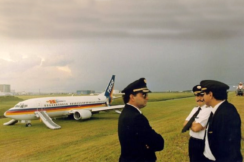 Carlos Dárdano después del aterrizaje del vuelo 110 de TACA junto con su equipo.