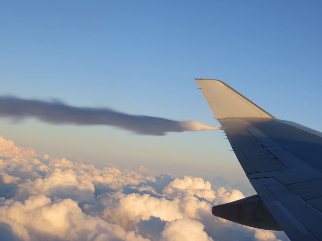 Un avión arrojando combustible en pleno vuelo. Foto: Reedy