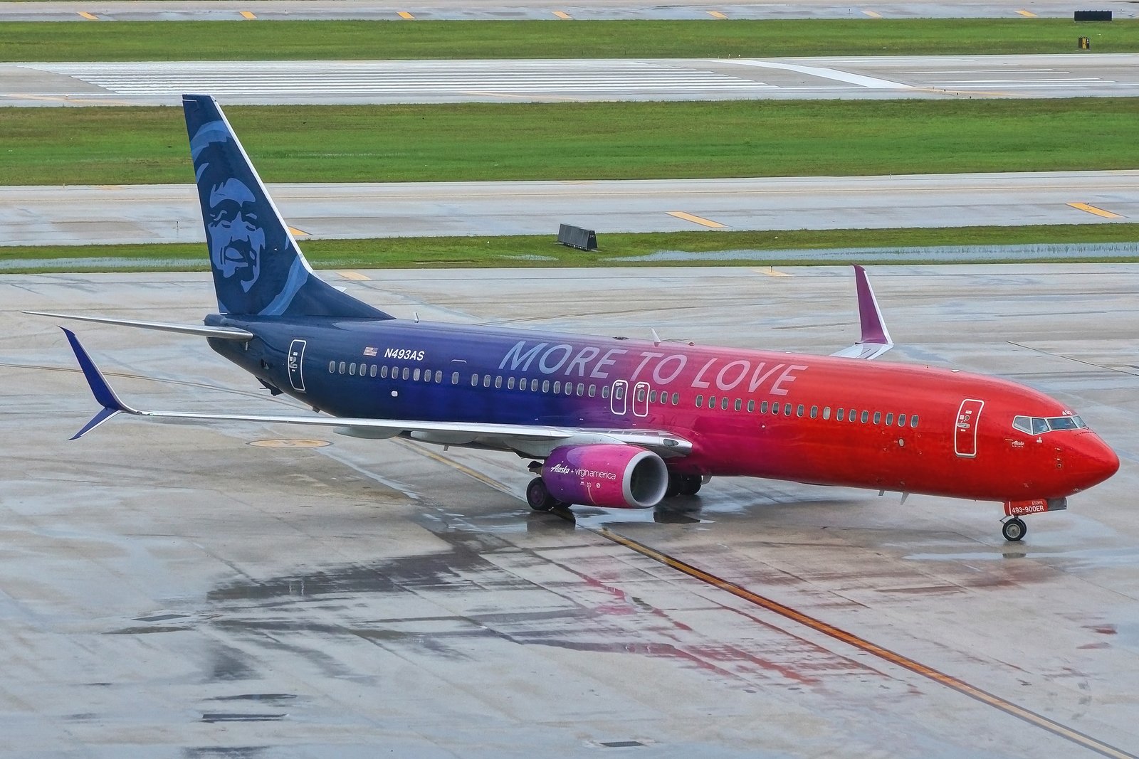 El Boeing 737-900ER de Alaska Airlines con la librea "More to Love". Foto: JTOcchialini