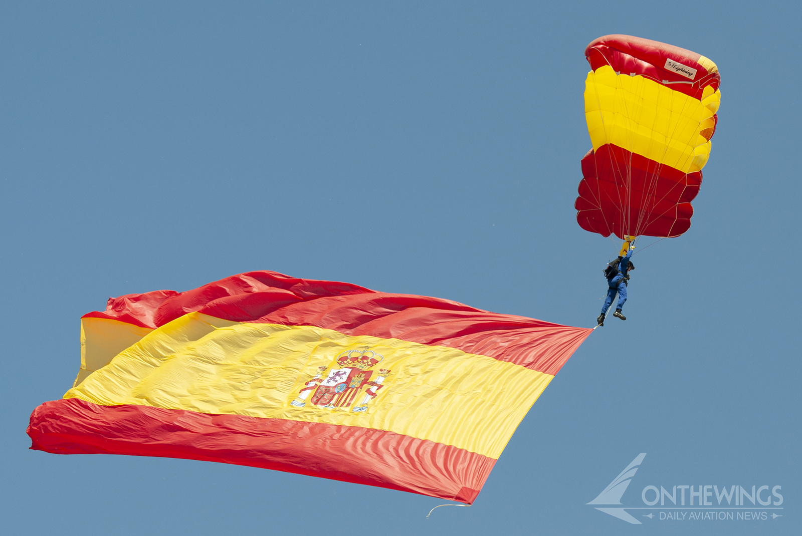 Un paracaidista llevando la bandera de España durante un salto en Zaragoza