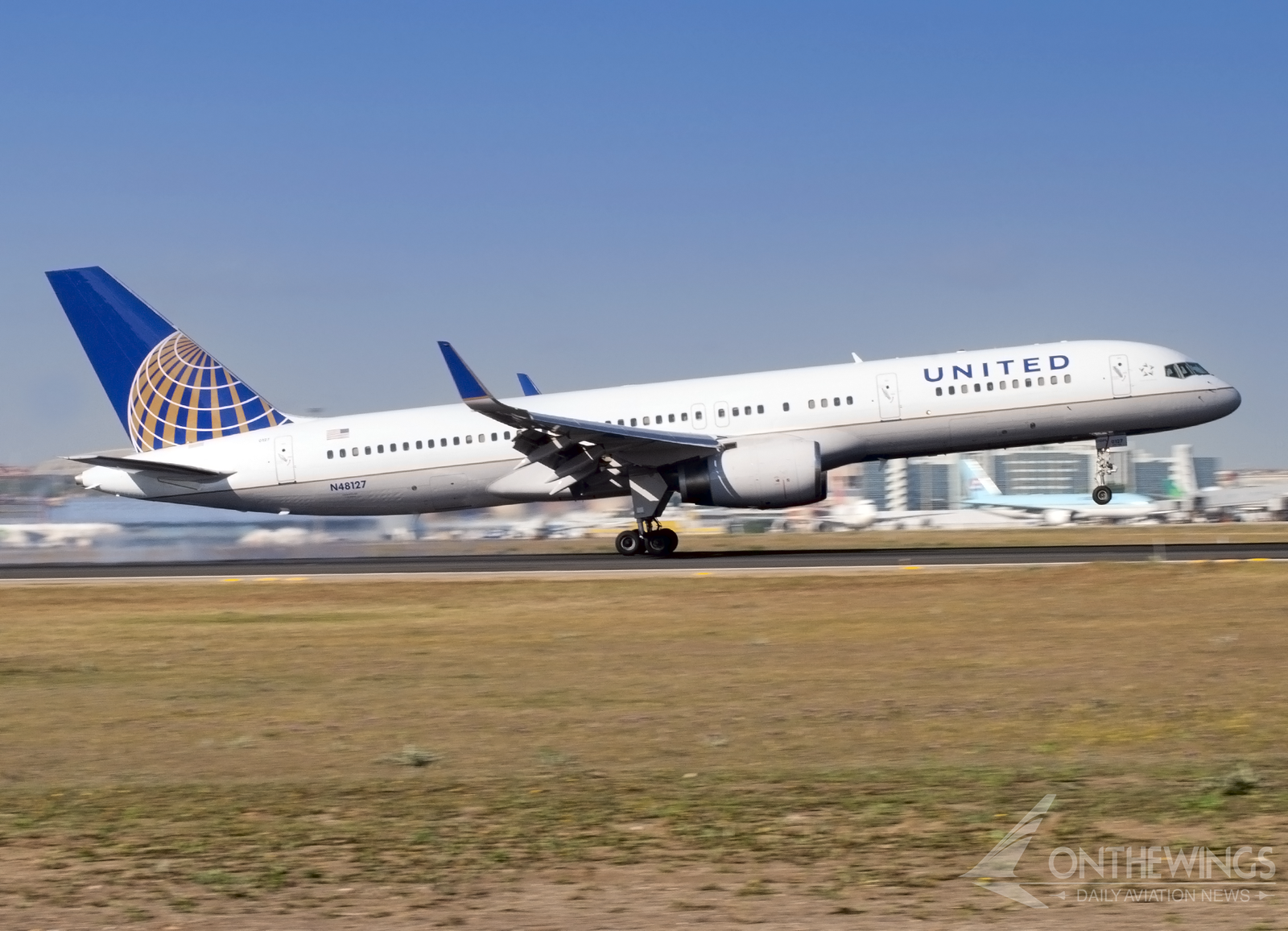 Boeing 757-200 de United Airlines aterrizando en el aeropuerto de Madrid Barajas.