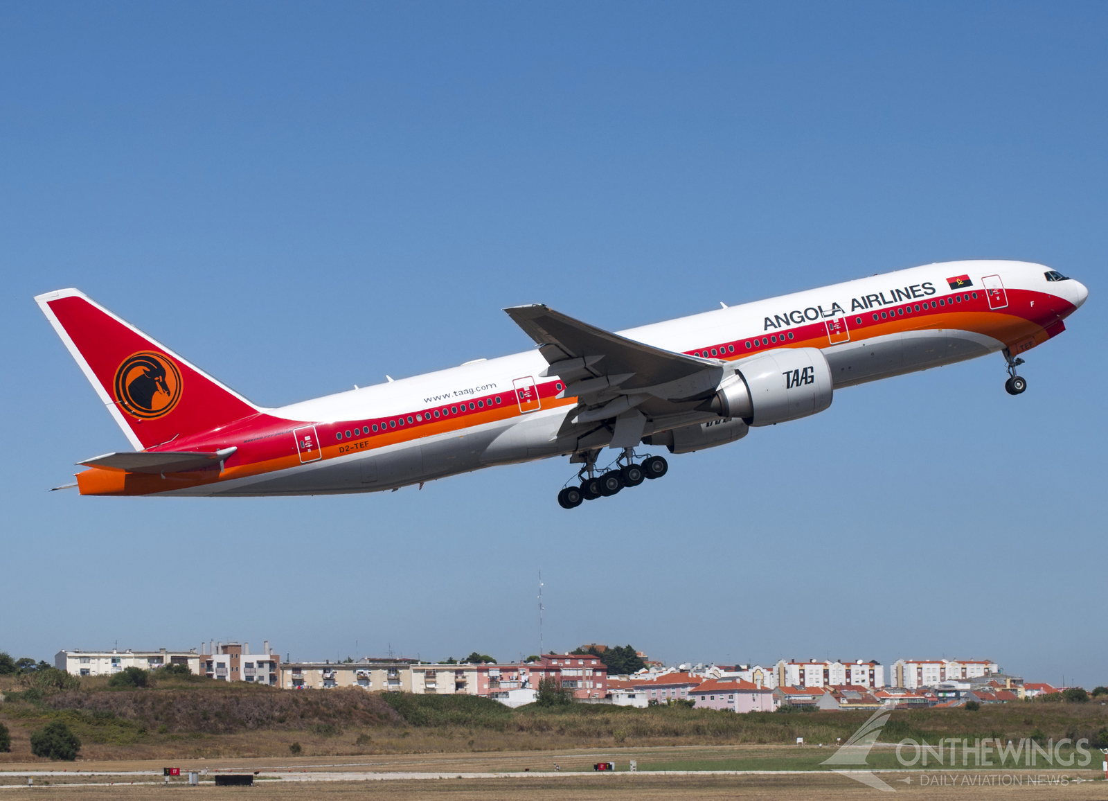 Boeing 777-200ER de TAAG despegando desde Lisboa.