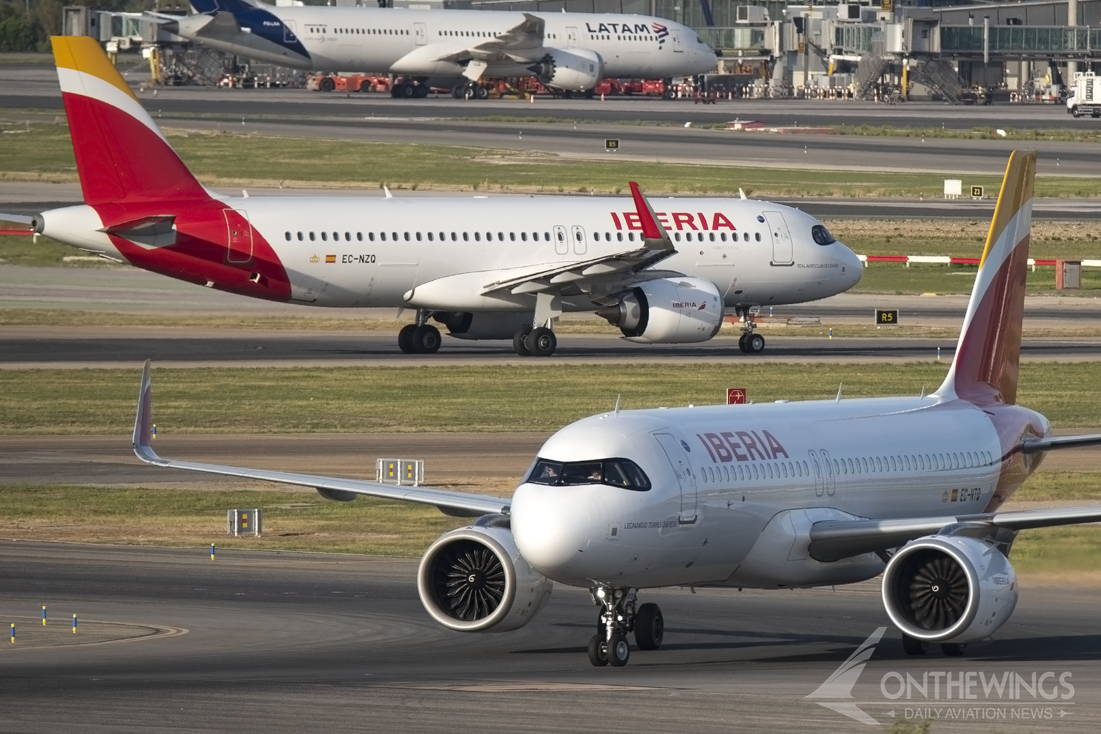 Dos Airbus A320NEO de Iberia en el aeropuerto de Madrid - Barajas.