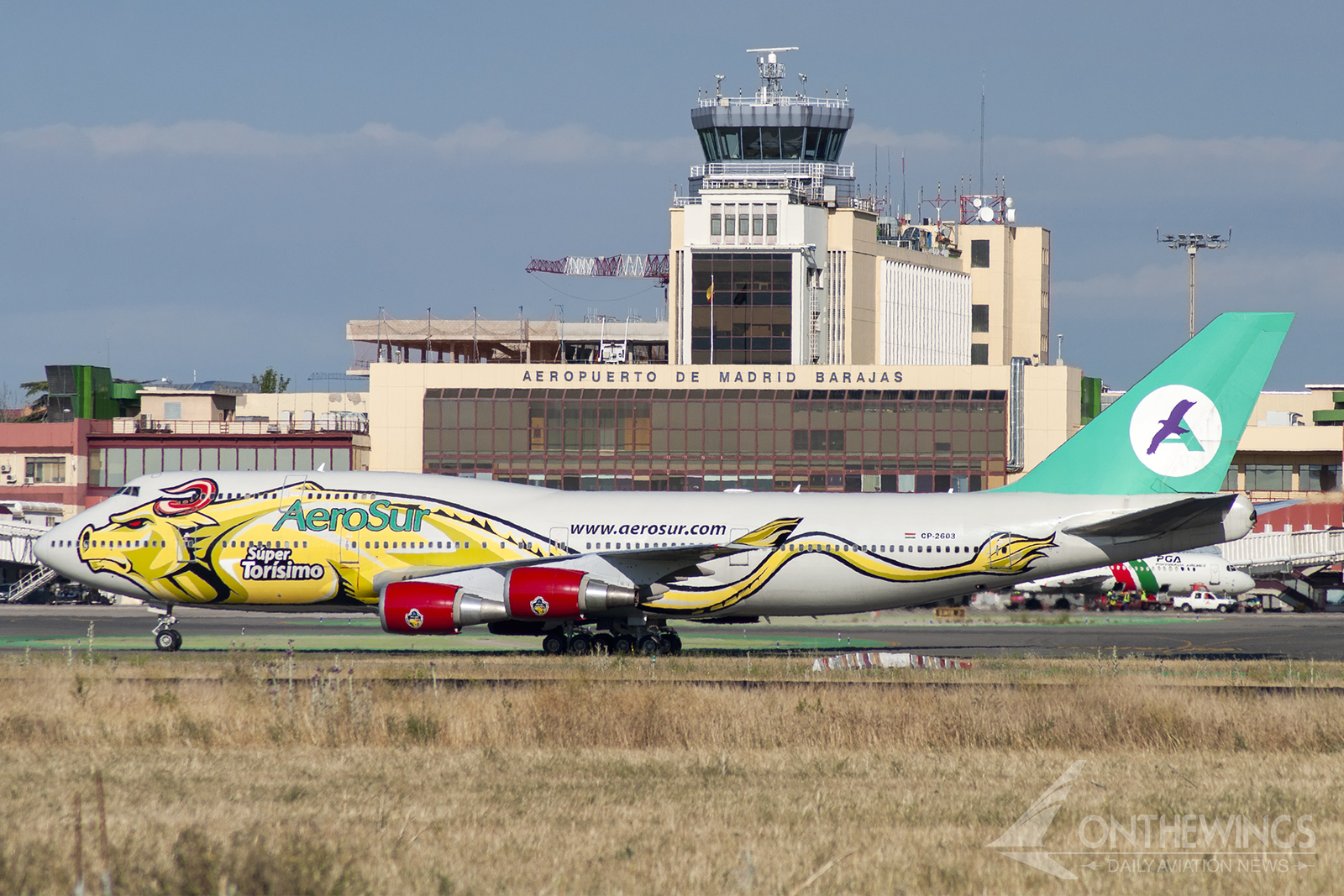 El 747-400 de la desaparecida compañía Aerosur pasando delante de la terminal T-2 del aeropuerto Adolfo Suárez - Madrid Barajas. Foto de archivo 2011