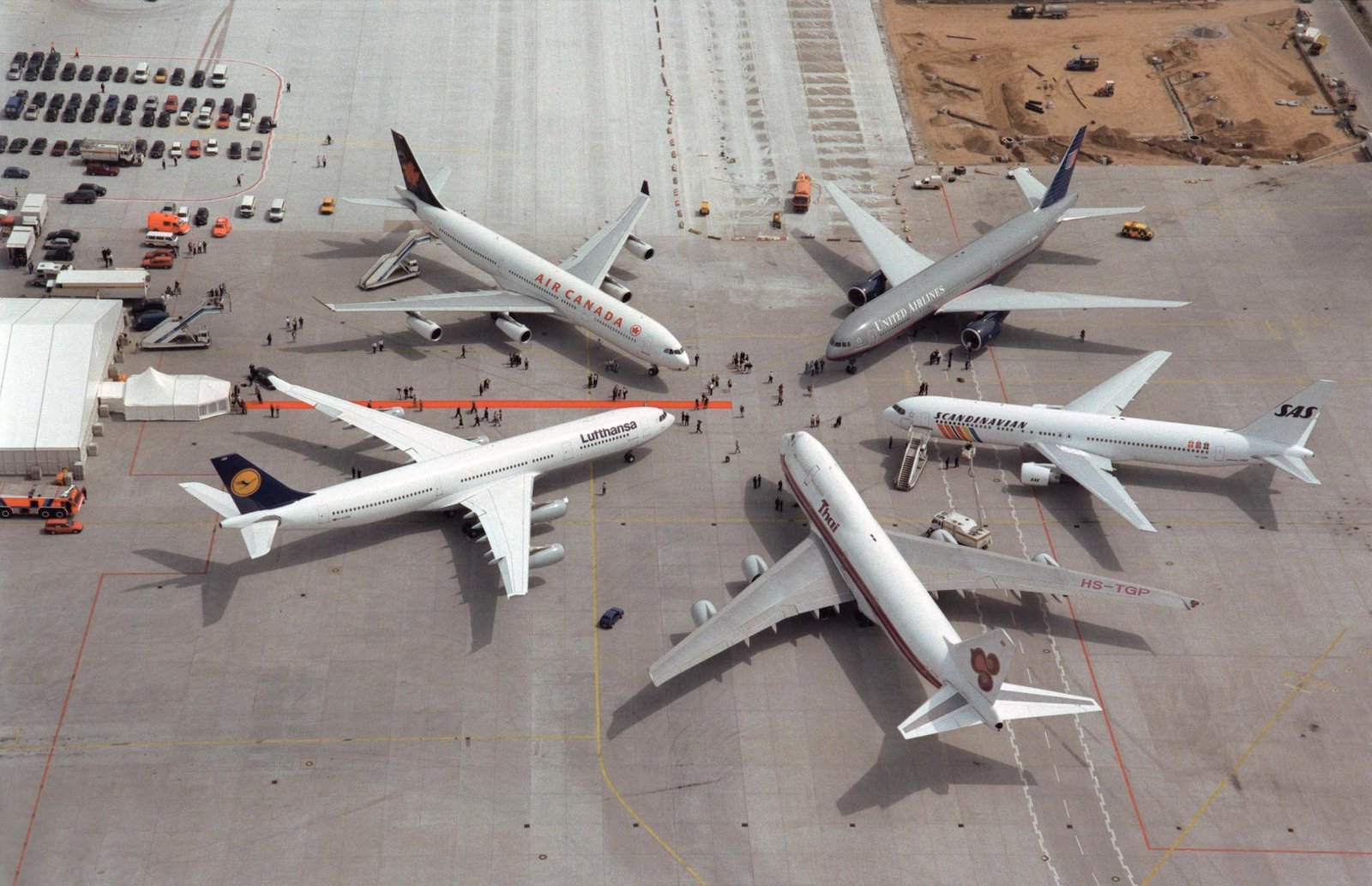 Ceremonia de fundación de Star Alliance con las 5 aerolíneas que conformaban originalmente la primera alianza del mundo el 14 de mayo de 1997: Thai Airways, Lufthansa, Air Canada, United Airlines y SAS
