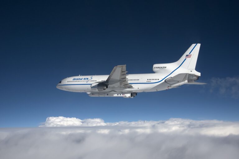 El Lockheed L-1011 Tristar a punto de lanzar un cohete. Foto: NASA