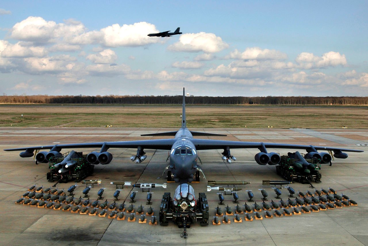 Un B-52H con parte del armamento que puede llevar tanto dentro de sus bodegas como bajo las alas. Foto: Sgt. Robert J. Horstman / USAF