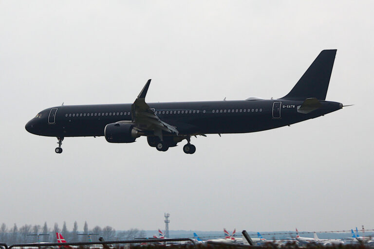 El Airbus A321LR de Titan Airways que realizará los vuelos de Four Seasons antes de recibir la librea de la cadena hotelera. Foto: Mike Burdett