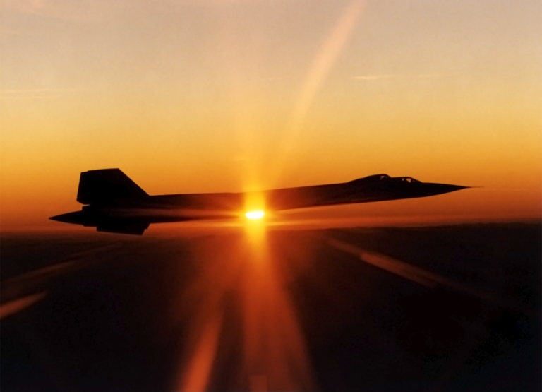 Un SR-71 en su versión B volando al atardecer. Foto: NASA / USAF