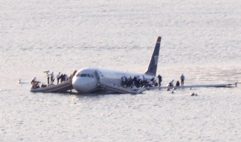 Primeros instantes de la evacuación del A320 de US Airways.