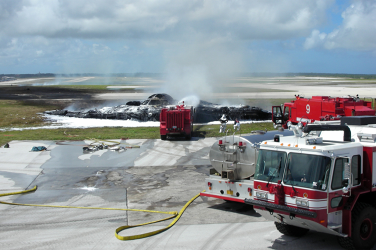 Imagen tomada poco después del accidente del B-2 en Guam, cuando los bomberos todavía estaban trabajando para extinguir las llamas. Foto: FAA