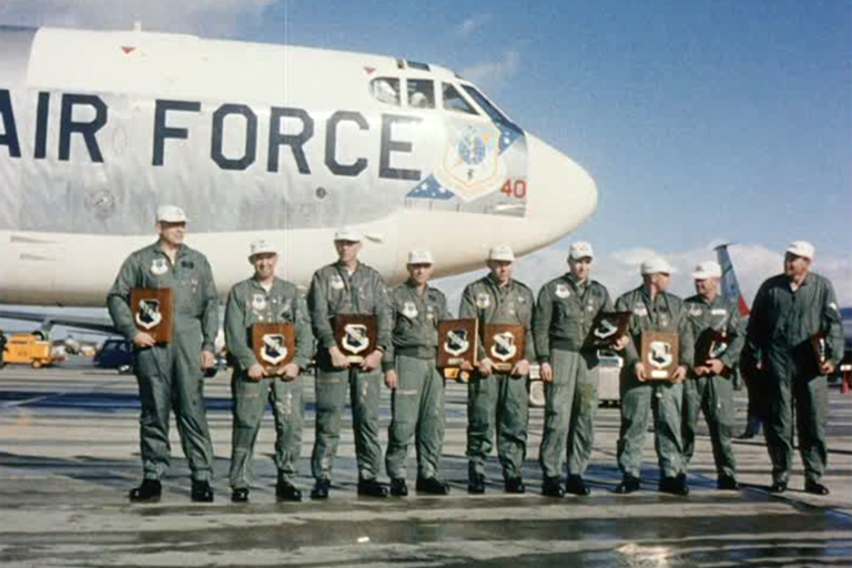 La tripulación del B-52H con matrícula 60-0040 con las placas de reconocimiento a su hazaña tras aterrizar en la base aérea de Torrejón de Ardoz. Foto: Archivo USAF.