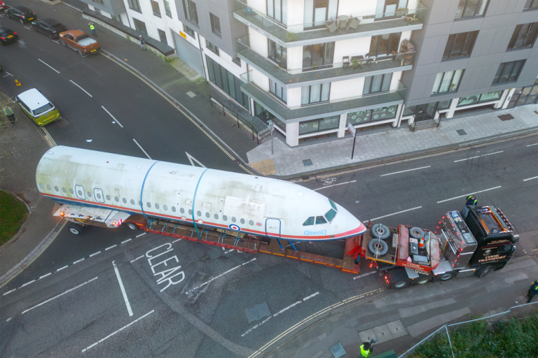 El fuselaje del BAC 1-11 por una de las calles de Southampton camino a su nueva ubicación. Foto: Solent Sky Museum