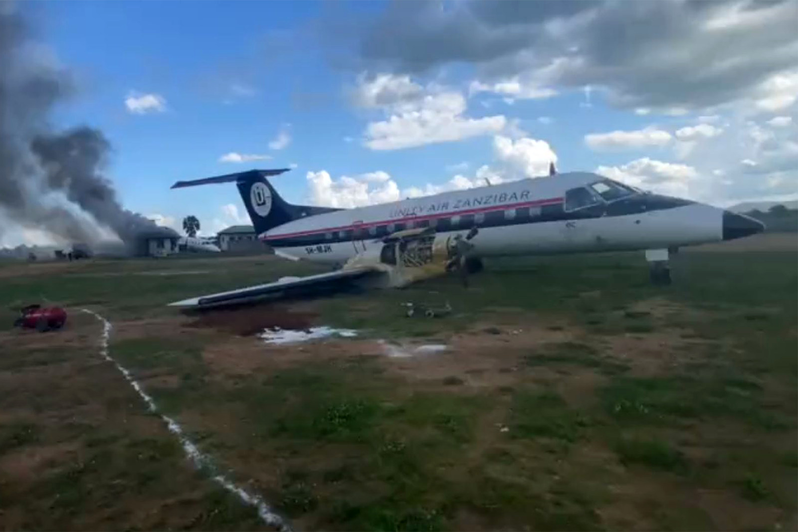 Los dos Embraer EMB120 Brasilia que se han estrellado hoy en Tanzania, en primer lugar el avión de Unity Air Zanzíbar y al fondo el avión de Flightlink
