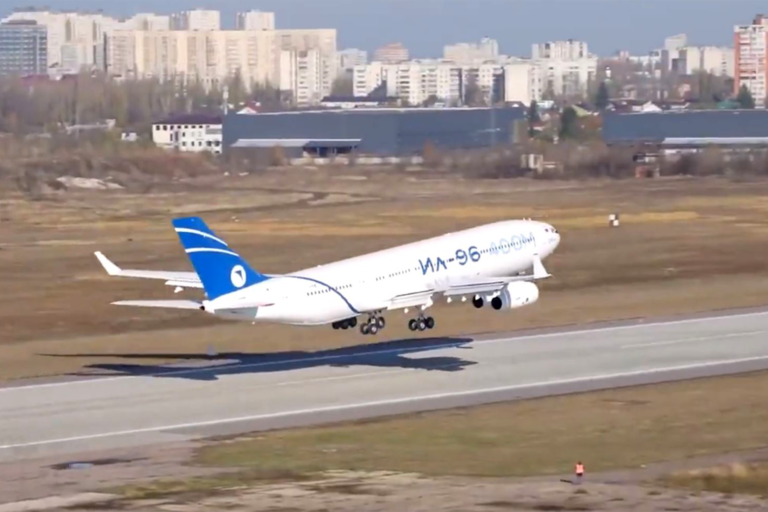 Momento del primer despegue del IL96-400M desde Voronezh, en Rusia. Uno de los nuevos aviones rusos