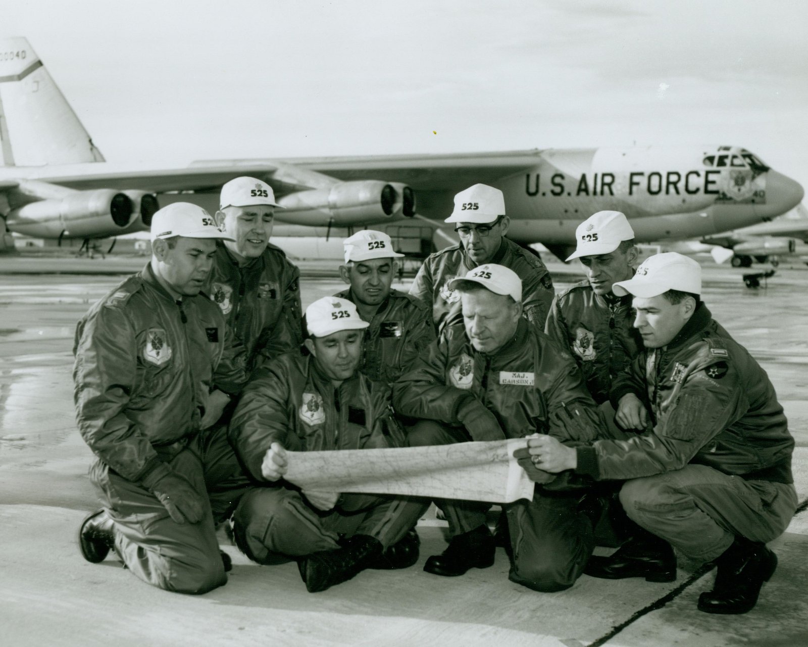 La tripulación del B-52 en la base aérea de Okinawa antes del despegue. Foto: archivo USAF.