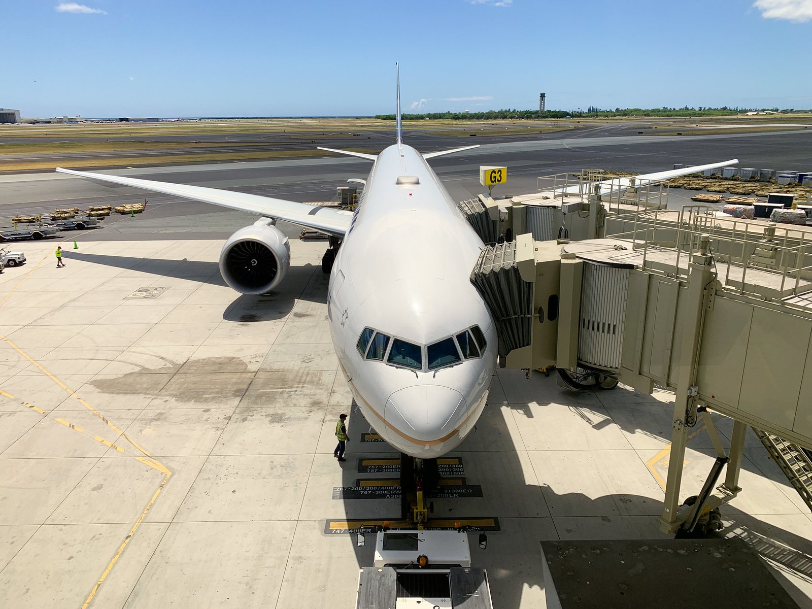 Un Boeing 777 de United en el aeropuerto de Honolulu, en Hawái, donde la TSA ha encontrado armamento pesado.