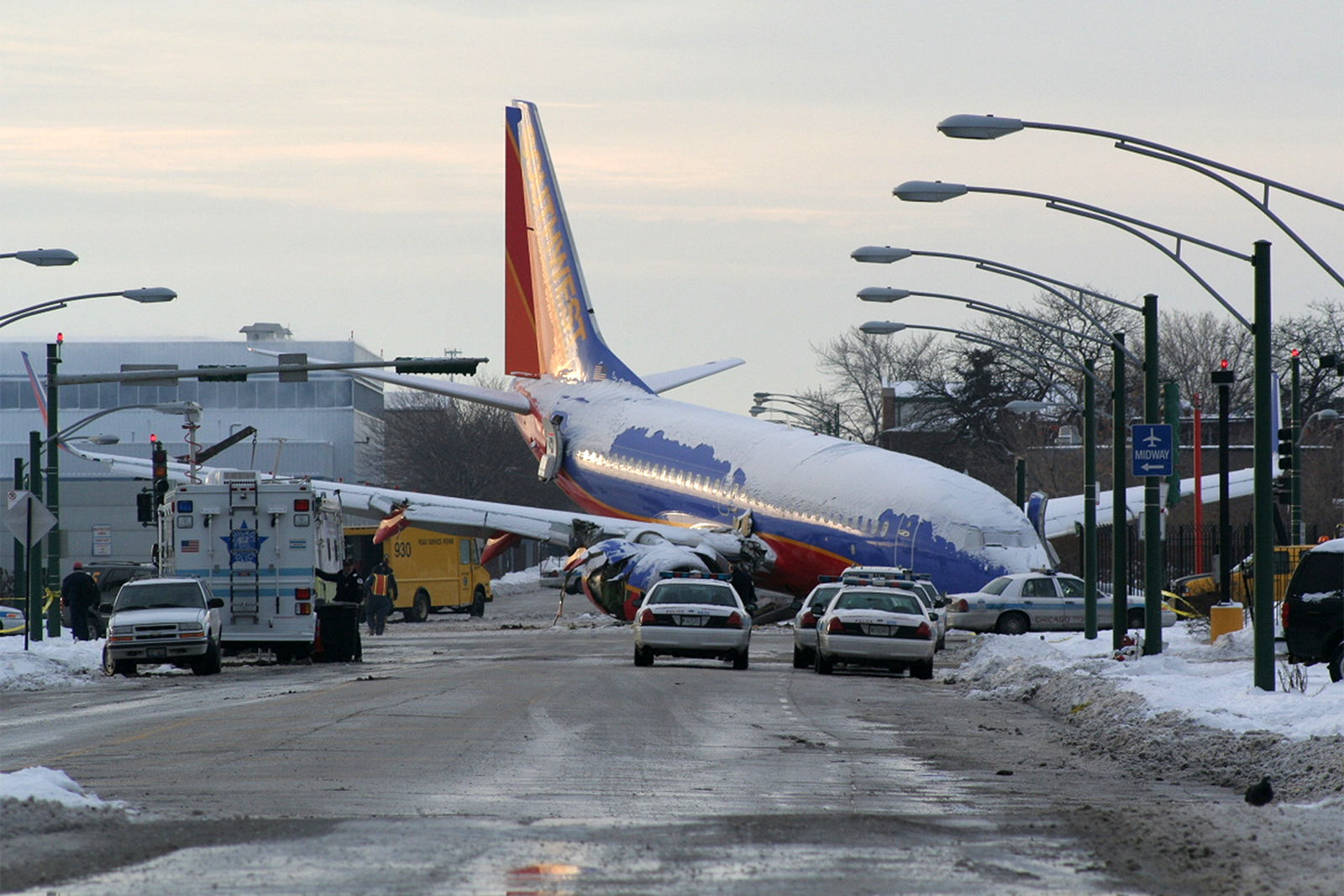 El Boeing 737 de Southwest Airlines acabó en una calle aledaña al aeropuerto Midway de Chicago. Foto: Gabriel Widyna