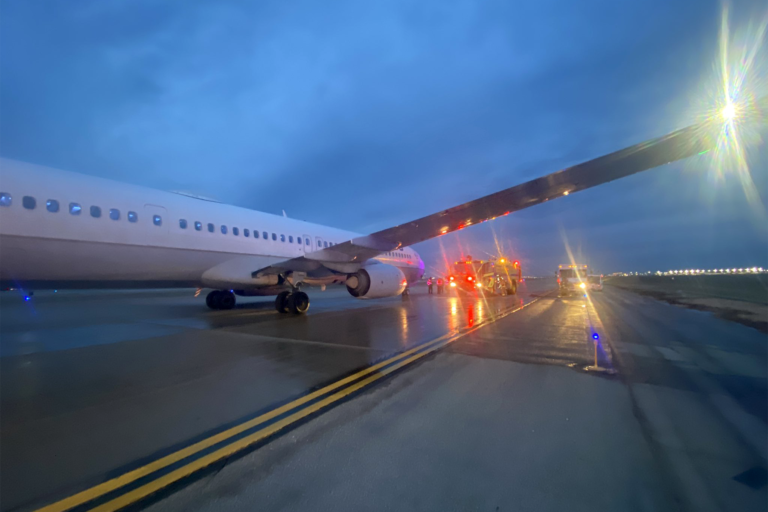 El Boeing 737 de United se detuvo en una calle de rodaje aledaña a la pista de aterrizaje, donde estaban esperando los equipos de emergencia. Foto: Aeropuerto de Wichita.