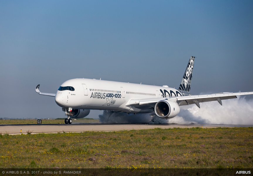 El A350-1000 durante las pruebas de ingestión de agua en pista. Foto: Airbus