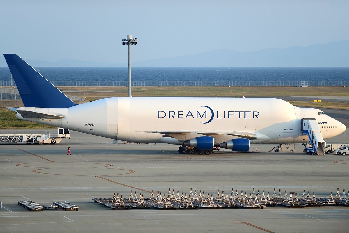 Las piezas para construir un 787 provienen de todo el mundo. Las alas, pro ejemplo, llegan desde Japón en el 747 Dreamlifter operados por Atlas Air. Foto: Toshi Aoki - JP Spotters