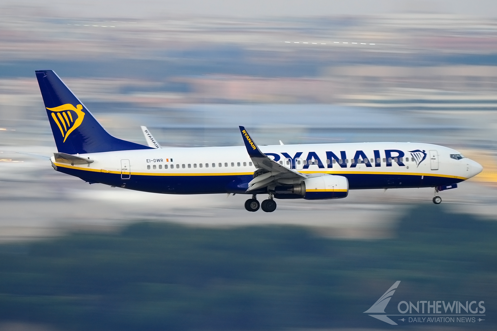 Un Boeing 737-800 de Ryanair aterrizando en el aeropuerto de Madrid - Barajas.