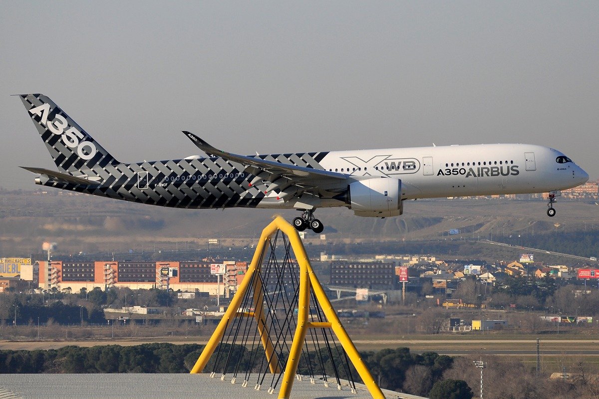 Airbus aplicó una librea especial en un A350 para destacar el papel del CFRP en el modelo. Foto: Alberto González