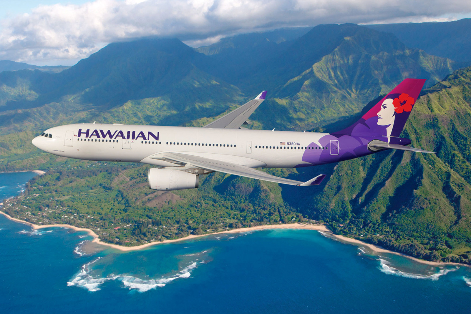 Uno de los Airbus A330-200 de Hawaiian Airlines sobrevolando la costa Hawaiana.