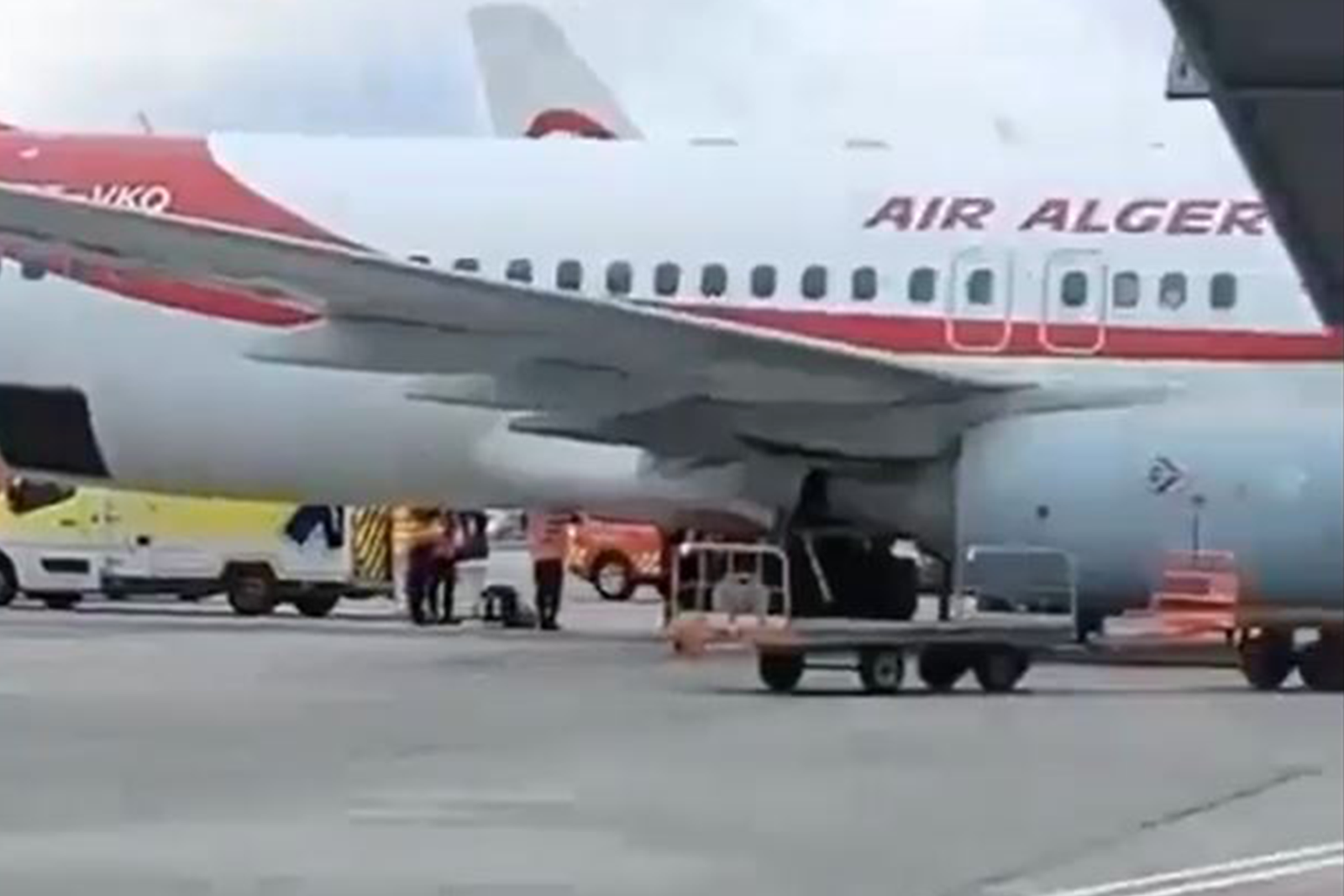 Momento en el que las autoridades rescatan al polizón del avión de Air Algérie