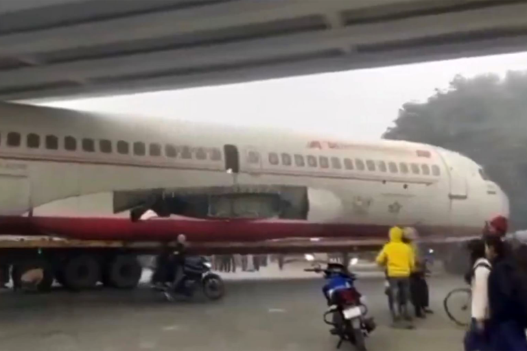 Comienza a ser habitual ver antiguos aviones de Air India atrapados bajo los puentes.