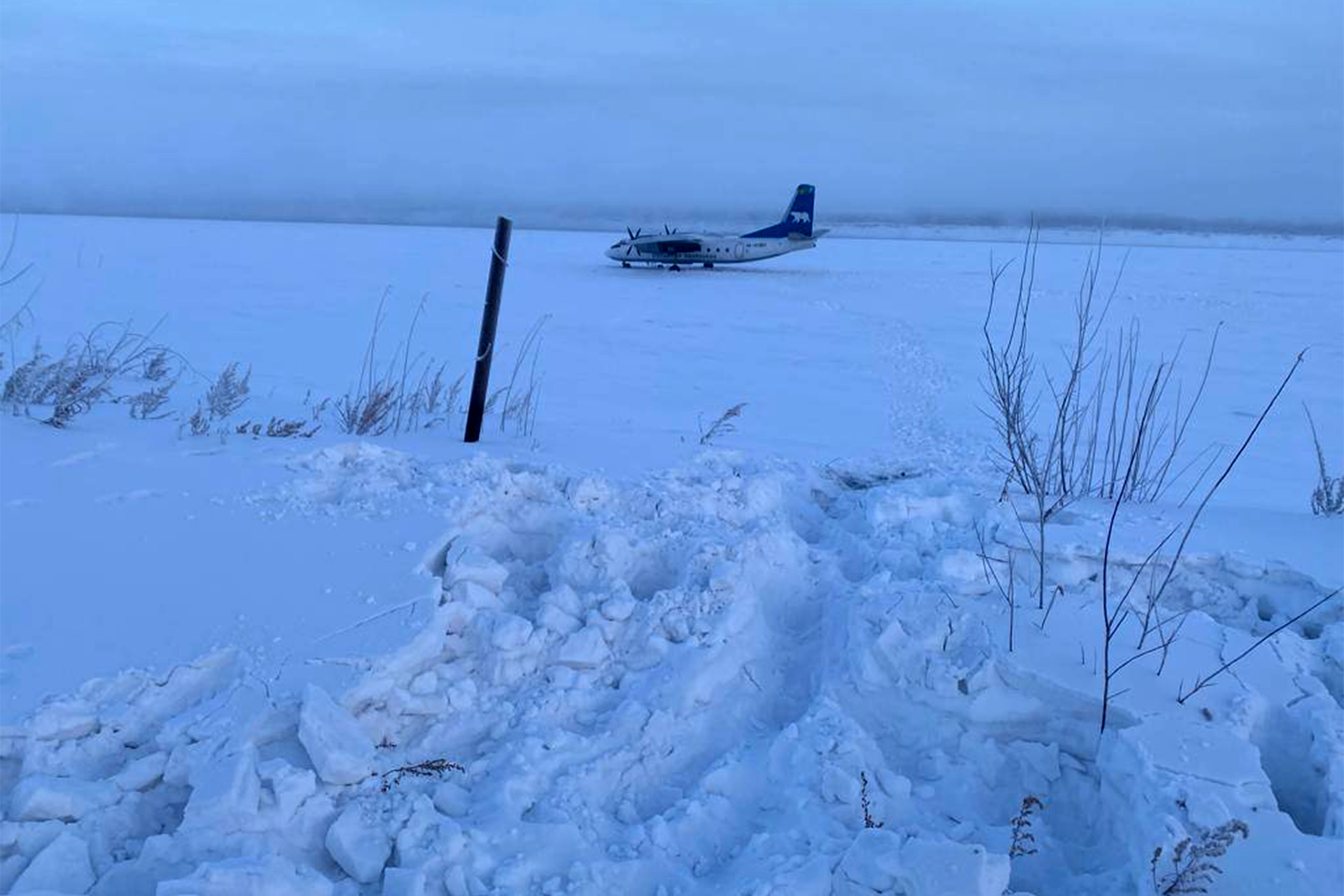 El AN-24de Polar Airlines ha quedado parado a unos 200 metros de la orilla.