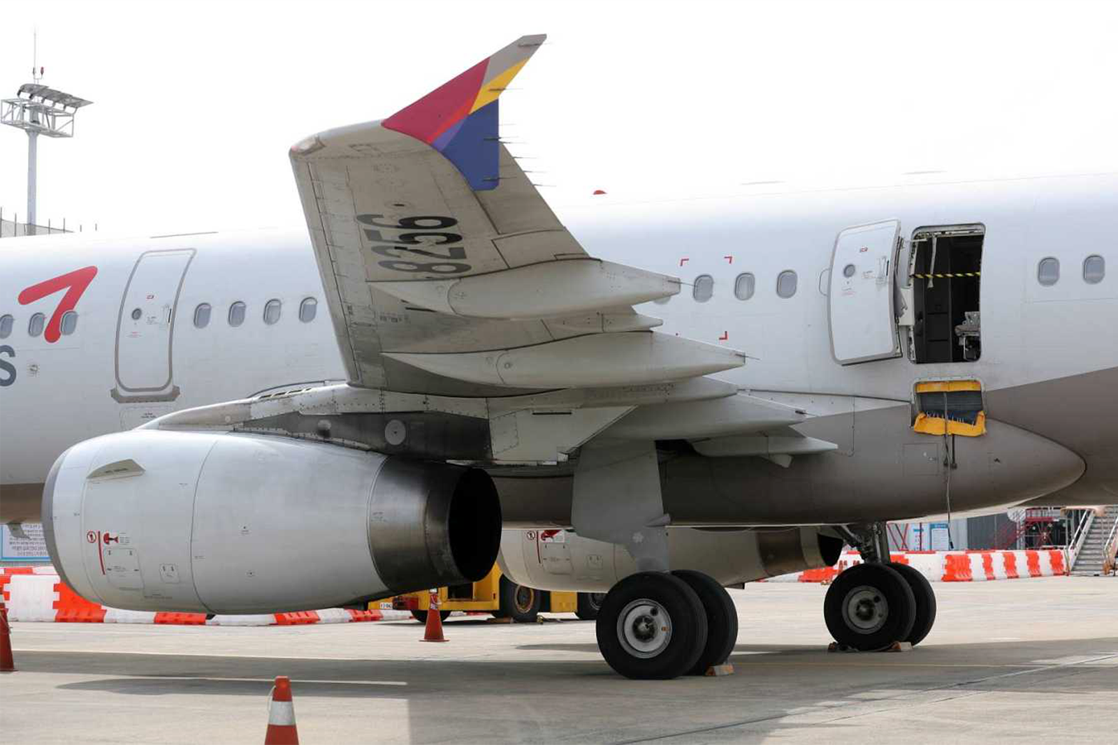 El Airbus A321 de Asiana Airlines después de que un pasajero abriera una de las puertas en pleno vuelo el pasado mes de mayo.