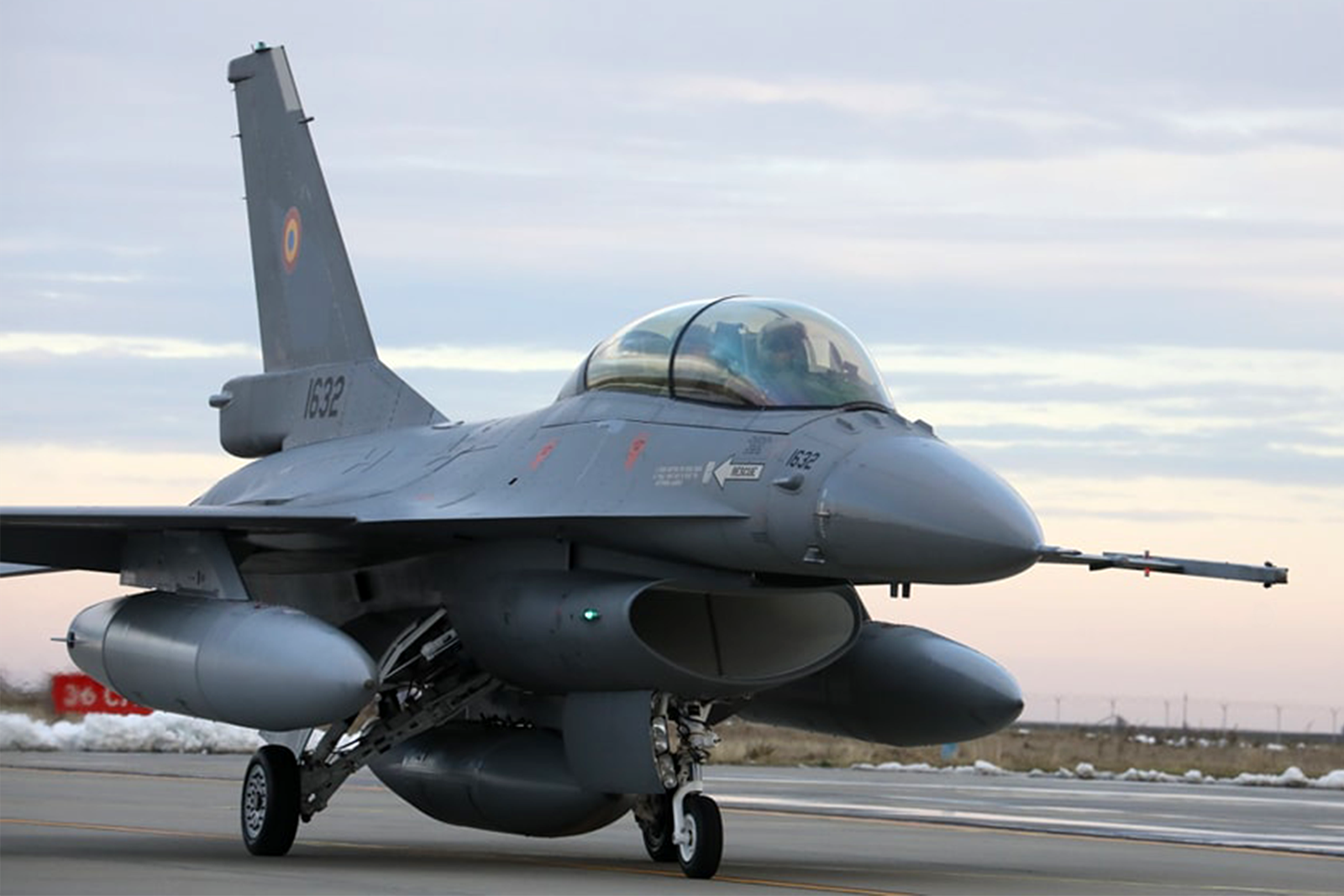 Uno de los tres primeros F-16 que Noruega ha entregado a Rumanía