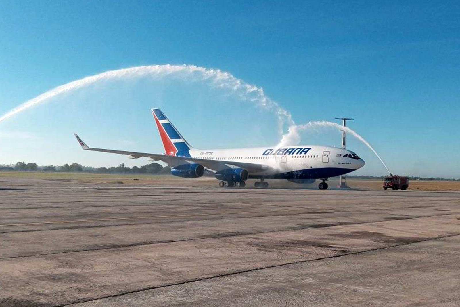 El IL-96 de Cubana a su llegada a Cuba