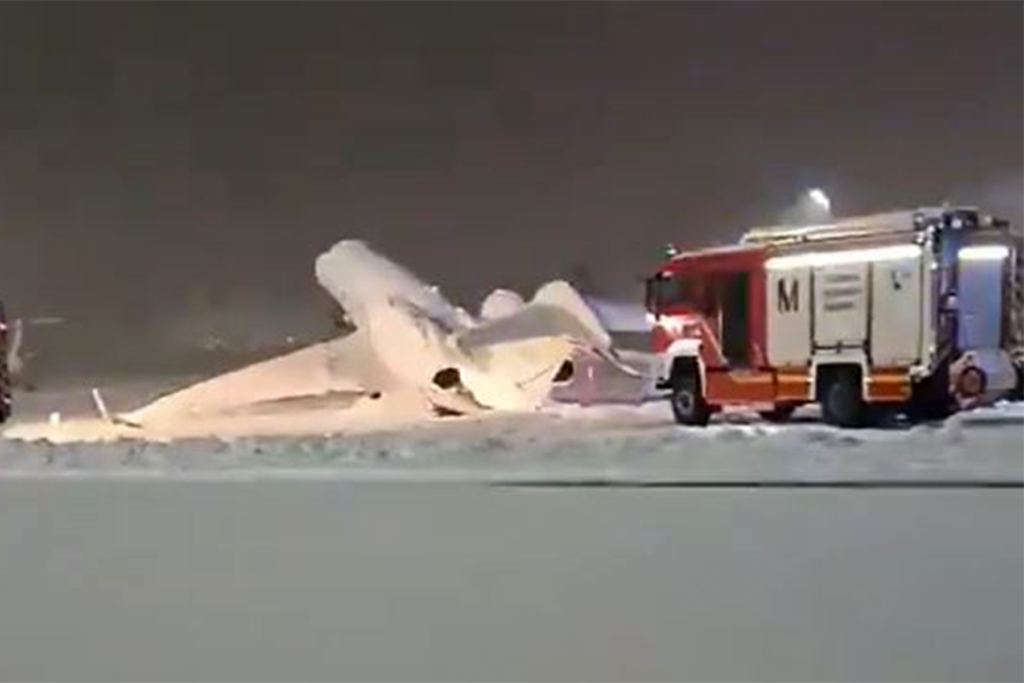 Uno de los aviones privados que estaban en el aeropuerto de Múnich ha caído sobre su parte trasera debido a la acumulación de nieve en el estabilizador horizontal.