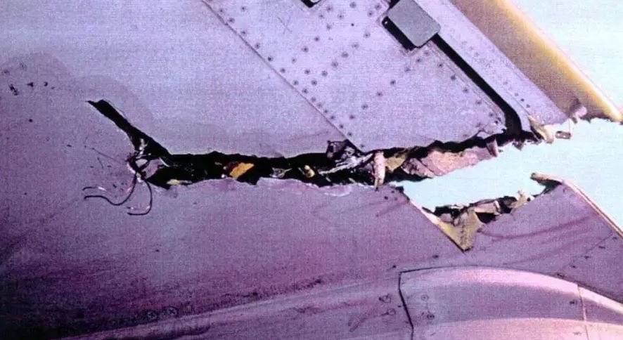 Imagen del ala derecha del EA-6B Prowler tras su aterrizaje en Aviano.